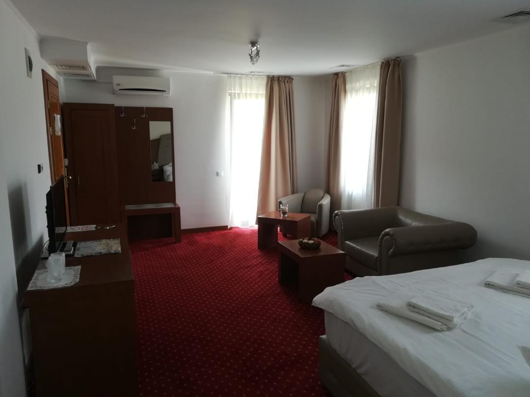 Hotel Dennis Mediaş Extérieur photo