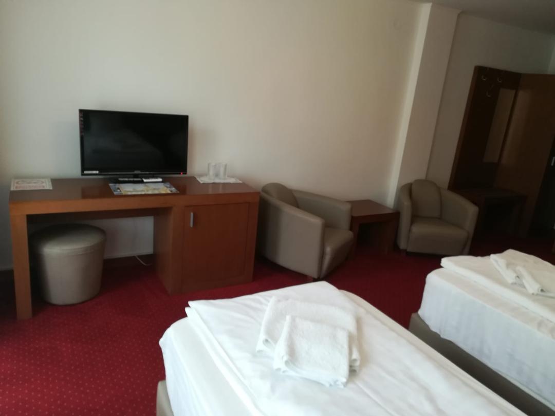 Hotel Dennis Mediaş Extérieur photo
