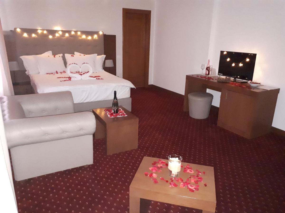 Hotel Dennis Mediaş Extérieur photo